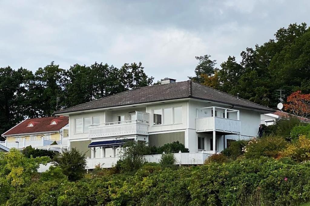 Apartment Right Next To The Golf Course And With The Ocean Just Around The Corner Ljungskile Eksteriør bilde