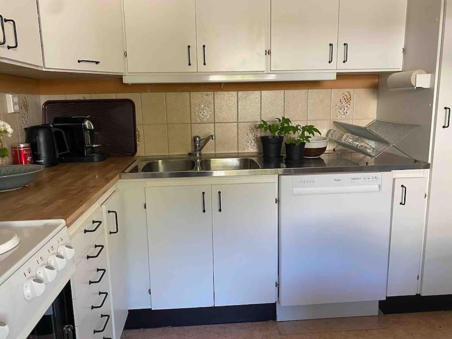 Apartment Right Next To The Golf Course And With The Ocean Just Around The Corner Ljungskile Eksteriør bilde