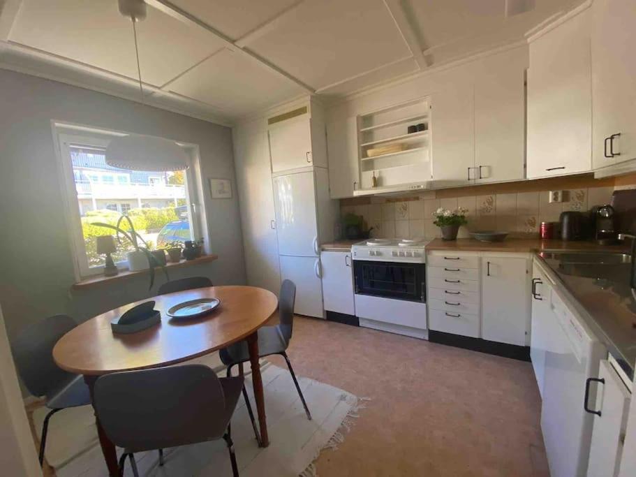 Apartment Right Next To The Golf Course And With The Ocean Just Around The Corner Ljungskile Eksteriør bilde
