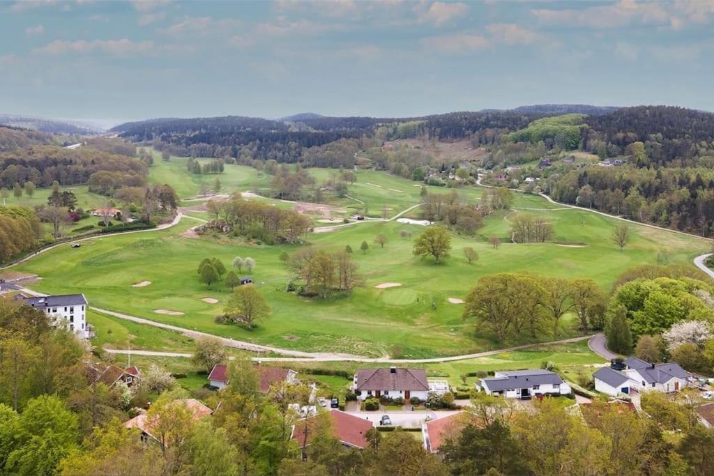 Apartment Right Next To The Golf Course And With The Ocean Just Around The Corner Ljungskile Eksteriør bilde